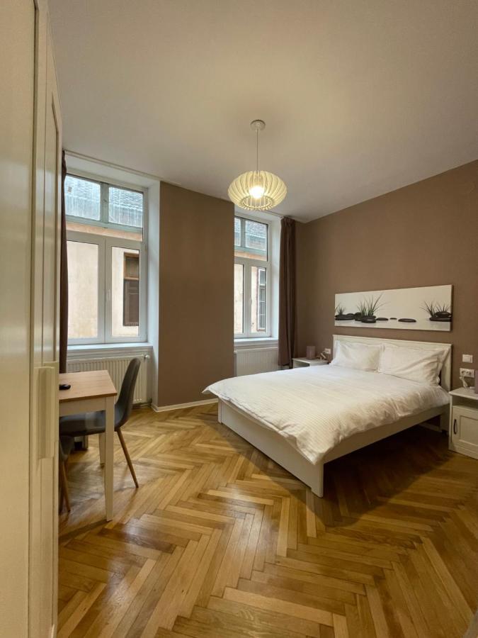 Schei Central Studios In The Heart Of Brasov Exterior photo
