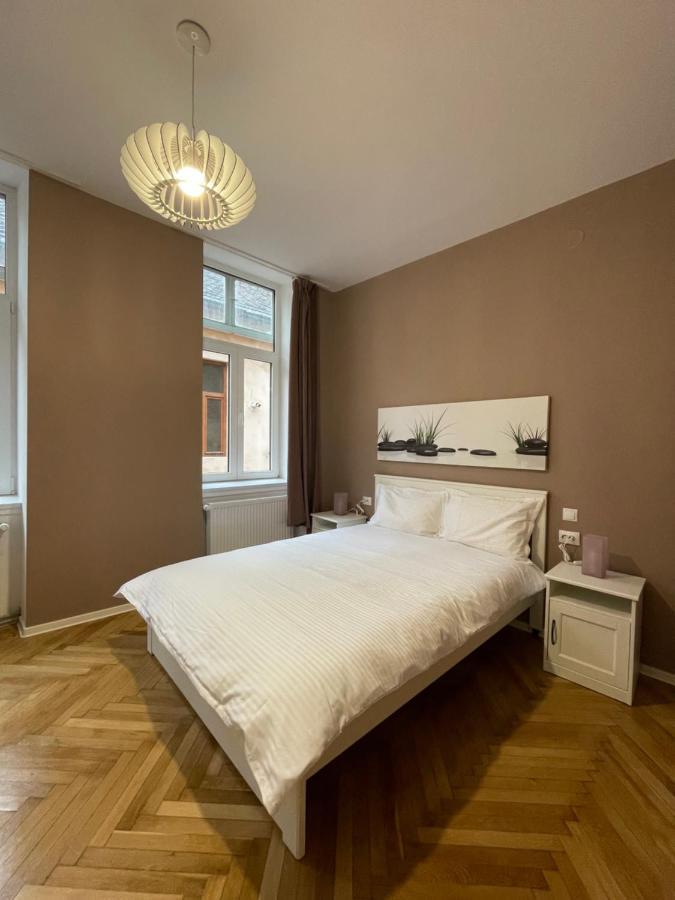 Schei Central Studios In The Heart Of Brasov Exterior photo