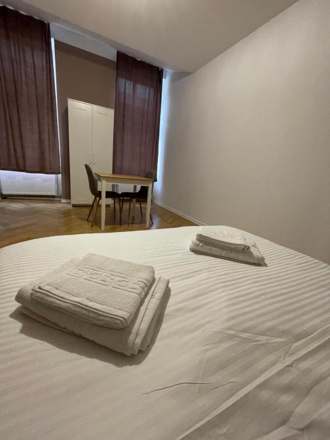 Schei Central Studios In The Heart Of Brasov Exterior photo